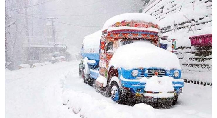 Murree roads re-open after heavy snow 