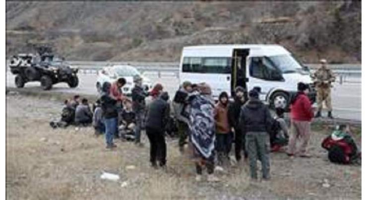Over 900 migrants detained on Turkish borders 