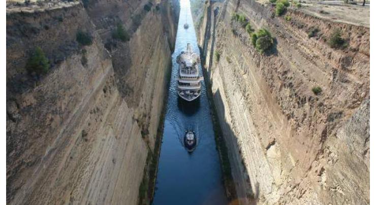 Landslide shuts Greece's Corinth canal 