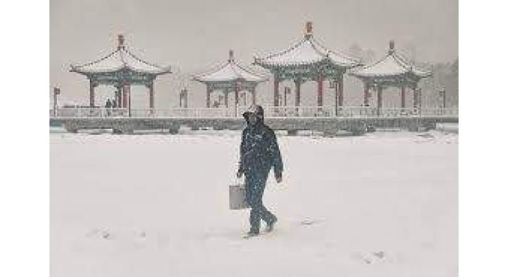 Heavy snow disrupts traffic in northeast China
