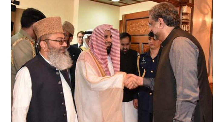 Imam-e-Ka'aba meets Prime Minister Shahid Khaqan Abbasi 