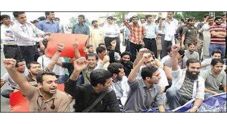 Bahawalpur's sacked employees observe strike
