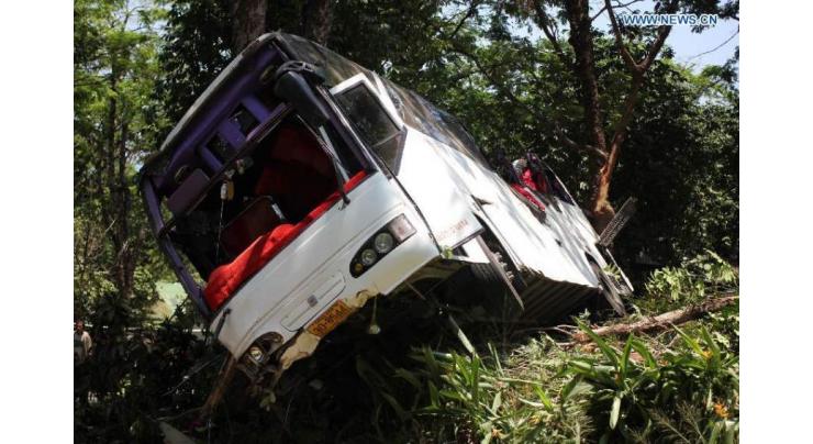 18 killed in Thai bus crash 