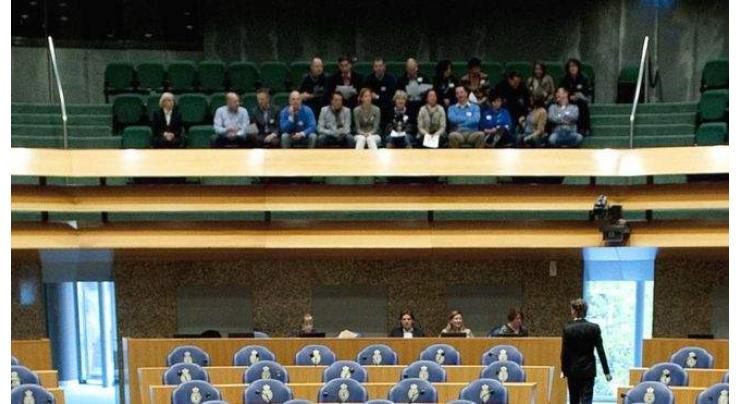 Man jumps from public gallery in Dutch parliament
