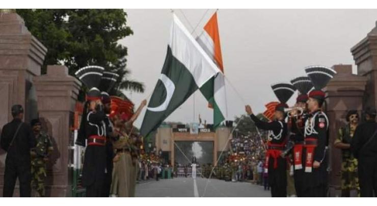 Flag lowering ceremony at Wagah border Lahore
