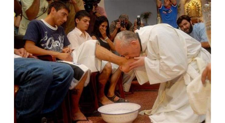 Pope Francis washes prisoners' feet in Holy Week ritual
