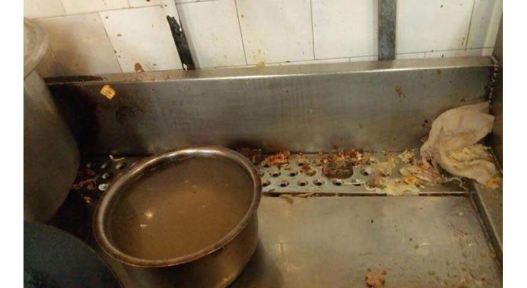 Food points charged Rs 179,500 fine over poor hygienic condition in Lahore

