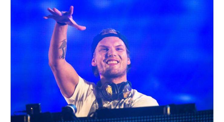 Musicians and fans pay tribute to DJ Avicii
