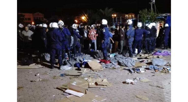 Far-right group attacks migrants on Greek island
