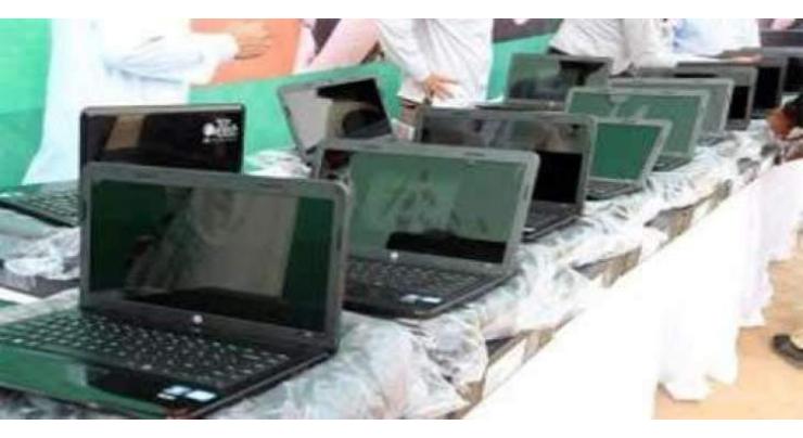Deputy Commissioner Pishin distributes laptop computers  among students of Sardar Bahadur Khan Women's University 
