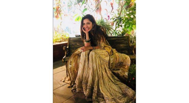 Mahira Khan shares a picture from a wedding and she looks beautiful