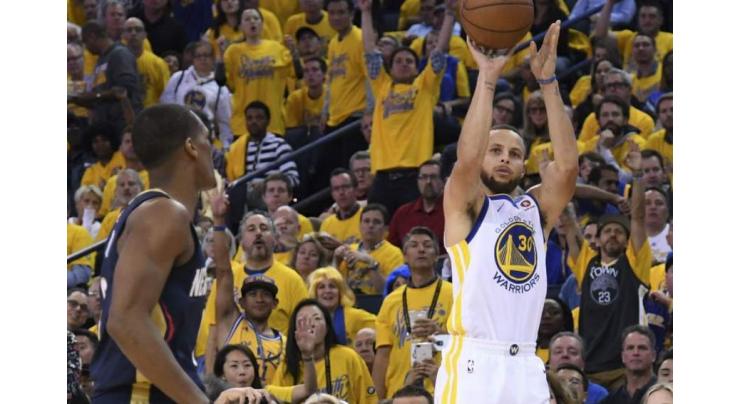 Stephen Curry leads Warriors romp past Pelicans
