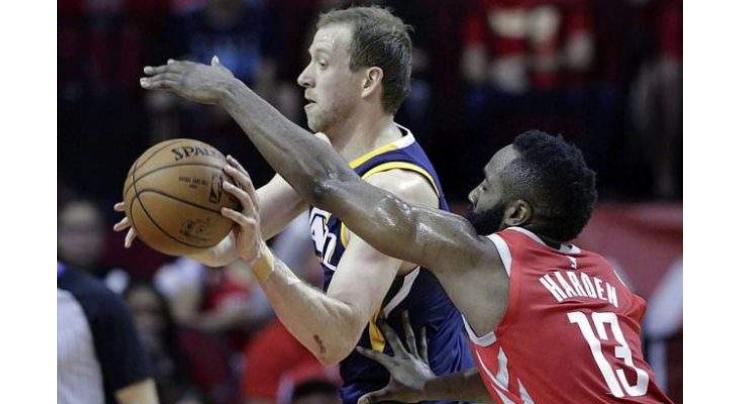Paul dazzles as Rockets seal series win over Jazz
