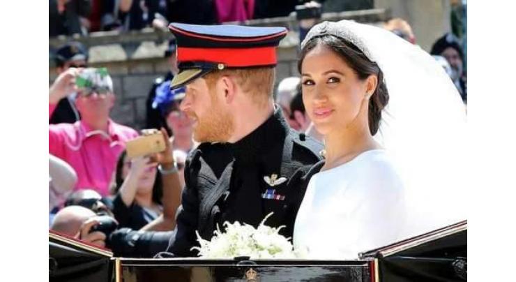 Windsor cheers, waves flags for 'dream' royal wedding
