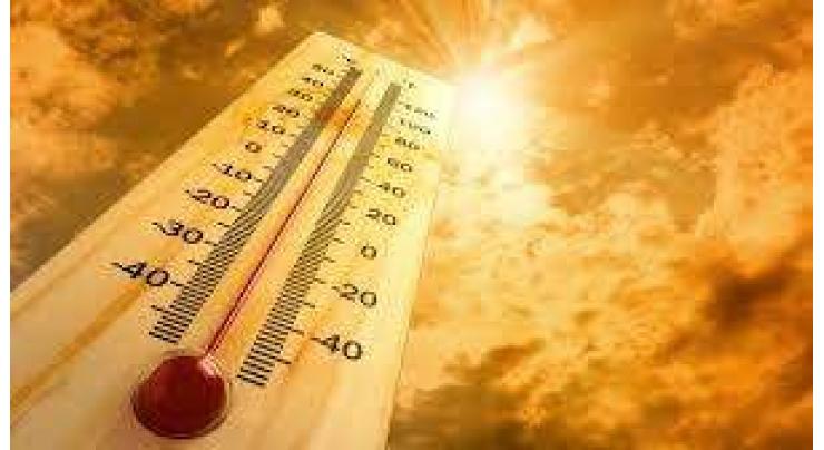 Lahorites face scorching heat in Lahore

