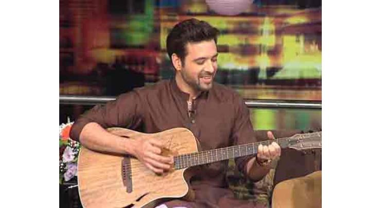 Mikaal Zulfiqar sings ‘Lahore di aa’ on guitar