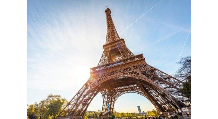 Paris puts final touches to Eiffel Tower anti-terror walls
