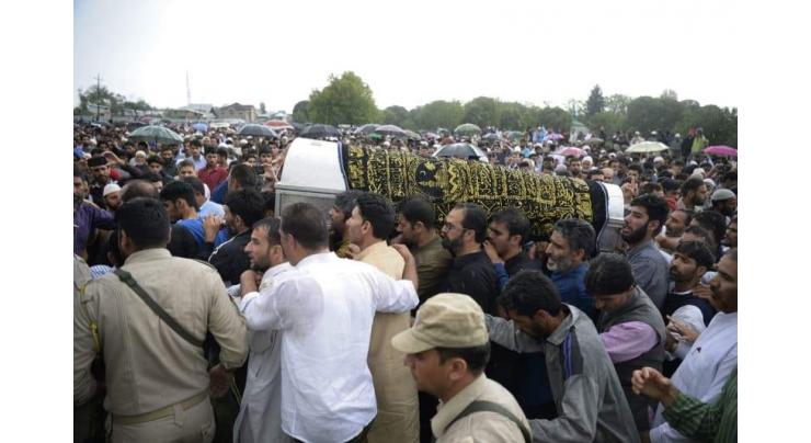 Thousands throng funeral of slain Indian Kashmir editor
