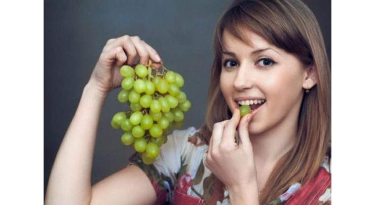 Eat grapes and protect your teeth from decay
