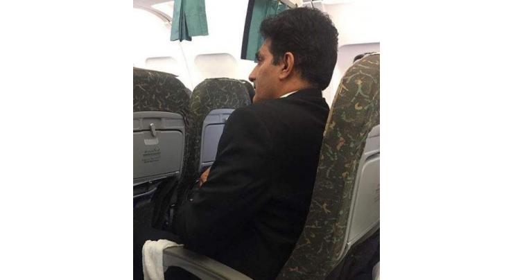 PIA CEO travels in economy class, amazes everyone