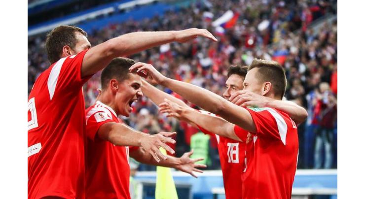 Russia's team meets with fans, World Cup semifinalists gearing up for decisive battles
