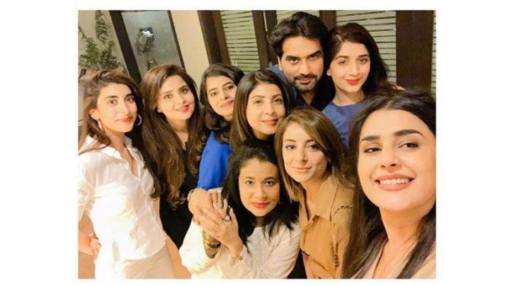 Kubra Khan shares a selfie with JPNA 2 girls and Humayun Saeed