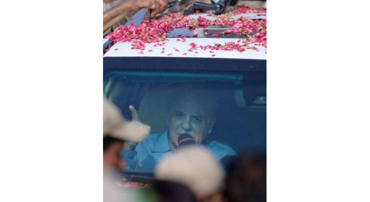 Shehbaz Sharif, Hamza Shehbaz remained in car throughout Nawaz's homecoming rally