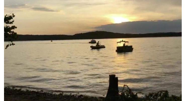 11 dead as boat sinks in Missouri lake

