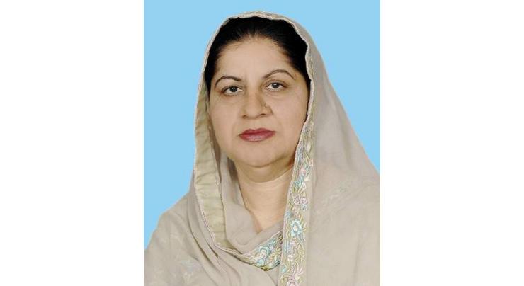 Former federal minister Samina Ghurki cast vote in Lahore 
