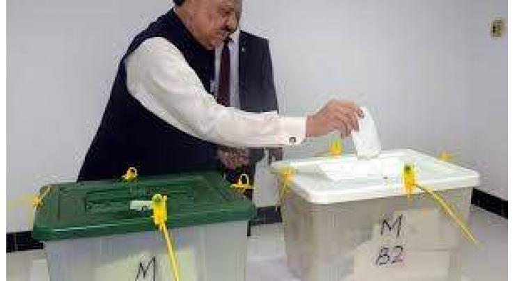 President Mamnoon Hussain casts vote in Karachi
