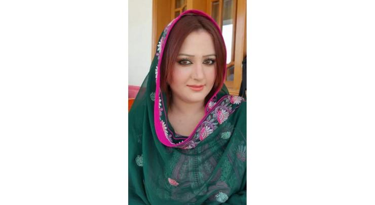 Pashto actress Neelam Gul alleges husband of domestic abuse