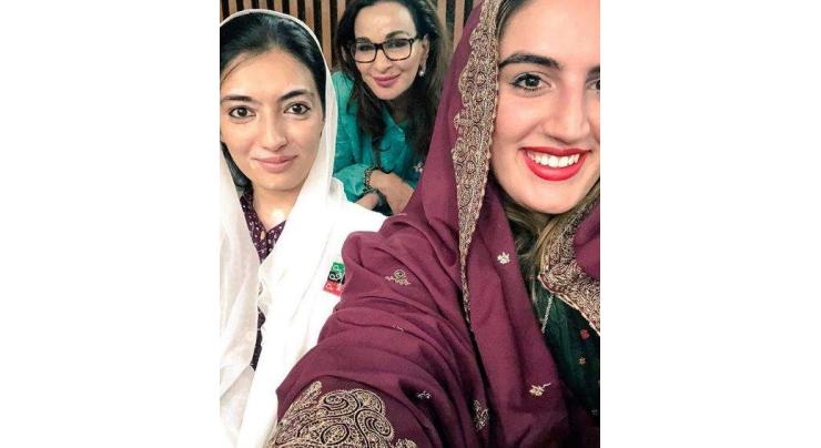 Aseefa, Bakhtawar take National Assembly selfie