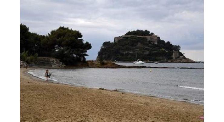 Man drowns after digging beach hole in France
