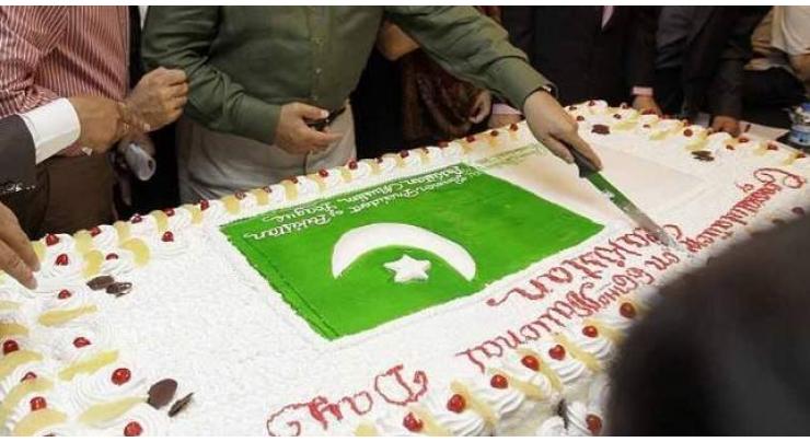 Lahore Qalandar team cut Independence Day cake amid slogans of Pakistan Zindabad
