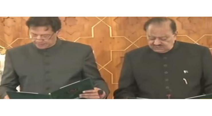 Oath-taking: Imran Khan faces difficulty reading Urdu
