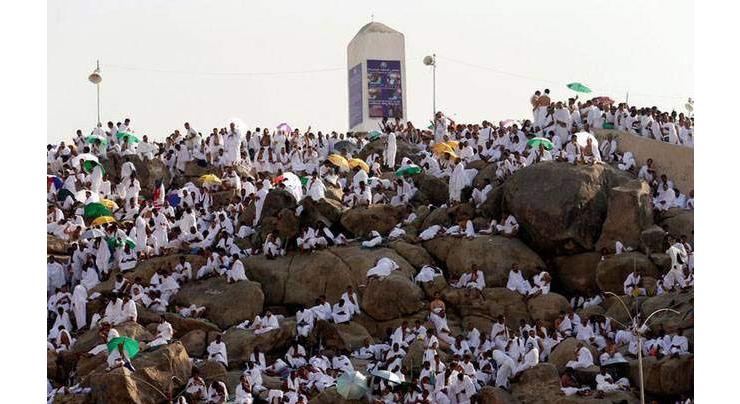 Hajj pilgrims ascend Mount Arafat
