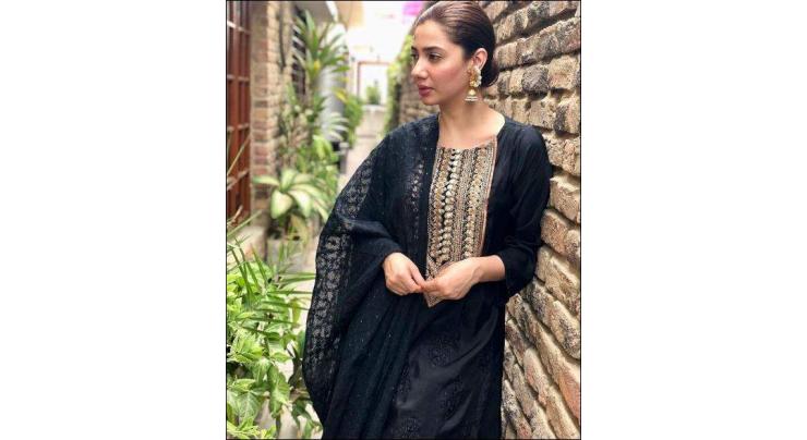Stunned wearing black, Mahira Khan pouts with ‘homegirls’