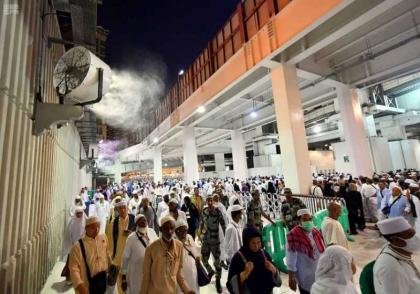 انتشار مراوح الرذاذ المائي في ساحات المسجد الحرام لتبريد الجو