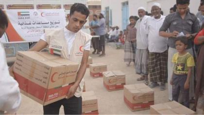 " الهلال الأحمر الإماراتي " يوزع مساعدات غذائية على أهالي مديرية غيل بن يمين بحضرموت