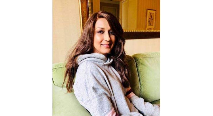 Sonali Bendre gets a wig for herself as she battles cancer