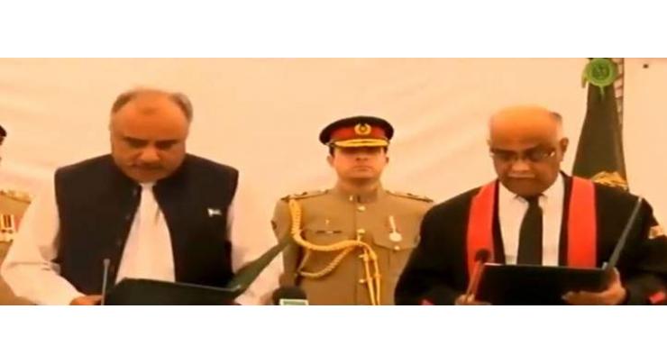 Shah Farman takes oath as 32nd Governor KP
