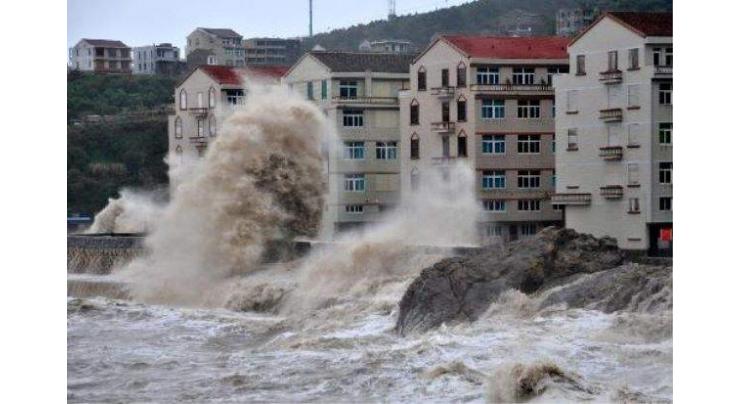 Typhoon Barijat disrupts traffic in Hainan
