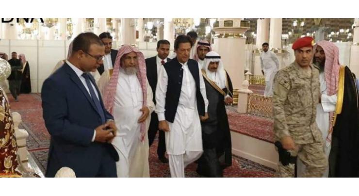 Prime Minister Imran Khan pays his respects at Raza-e-Rasool (SAW); offers Magrib prayers, Nawafil
