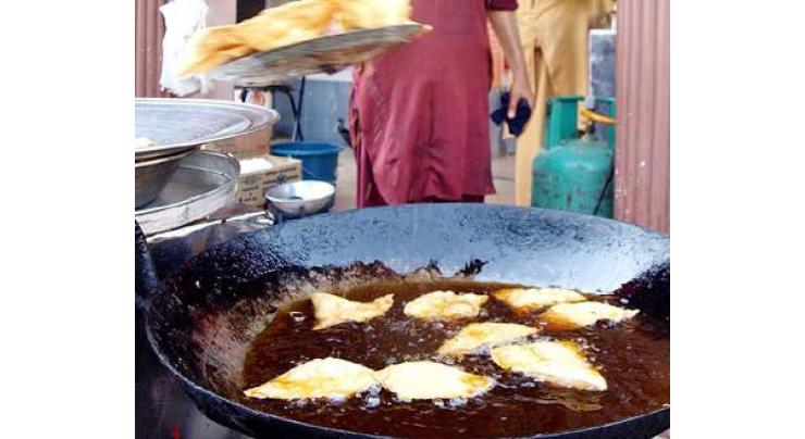 Sale of unhygienic food items, beverages goes unchecked in Islamabad 
