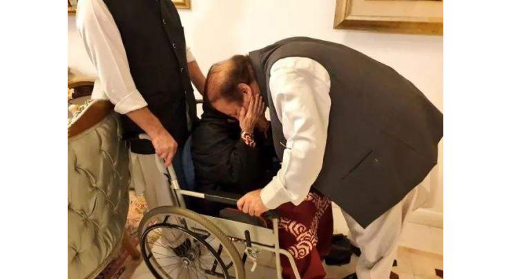 Nawaz Sharif greets mother as he returns home