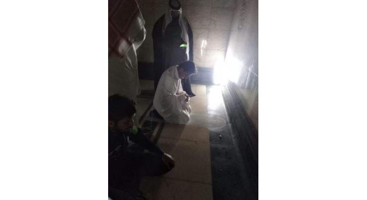 PM Khan’s picture offering Nawafil in Kaaba goes viral