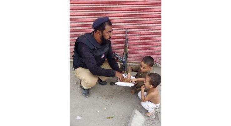 Policeman shares meal with children during Muharram duty, picture goes viral