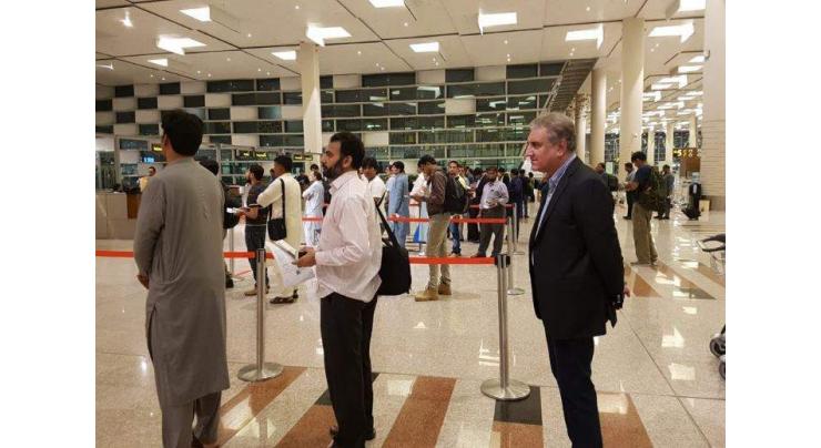 People surround Shah Mehmood Qureshi at airport, take selfies as he departs for UNGA session