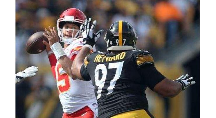 Mahomes dazzles again as Chiefs down 49ers, Brees sets record
