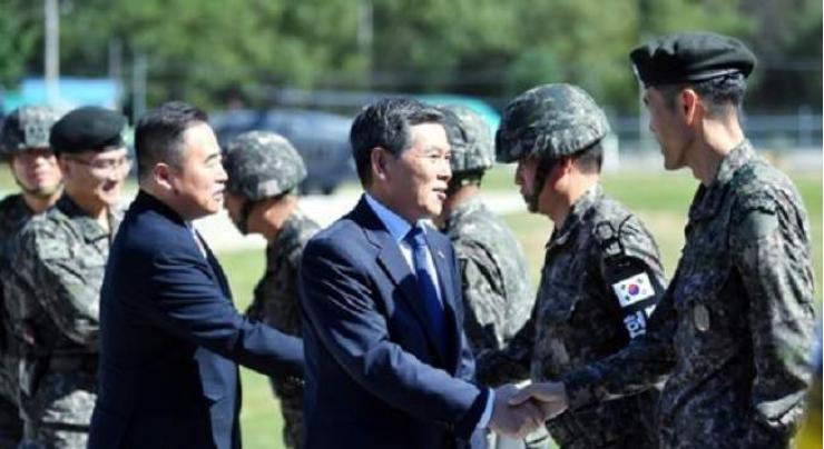 Koreas to discuss removing arms from Panmunjeom with U.N. Command: New Defense Chief
